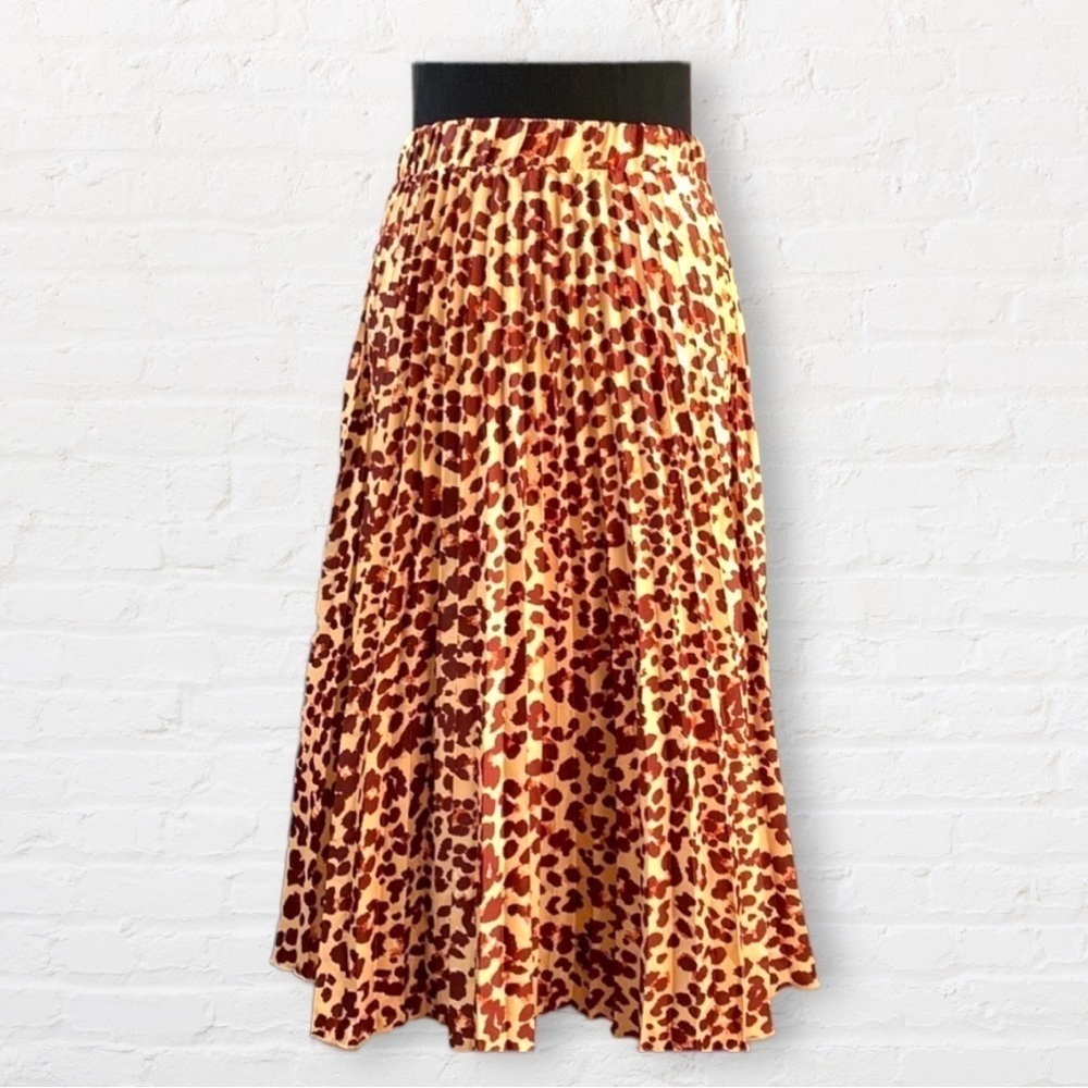 𝅺h&m animal print pleated skirt. Size 8 wide elastic waist band mid length